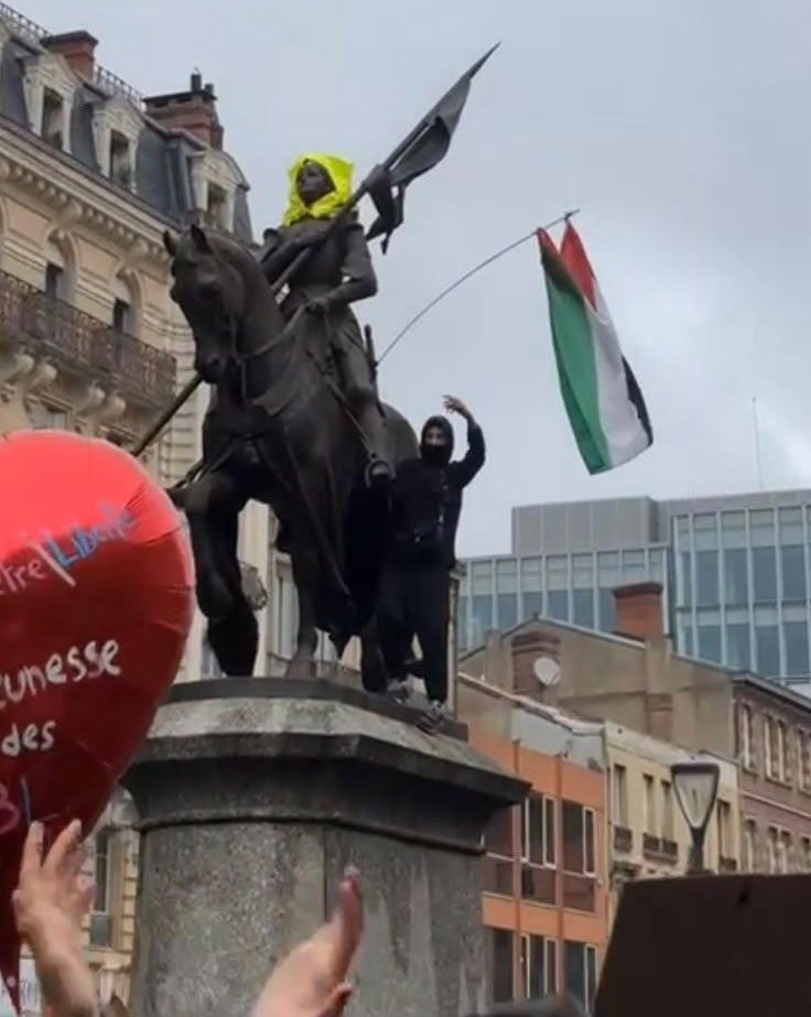 تمثال جان دارك وسترة صفراء وعلم فلسطين في مظاهرات 17 أكتوبر فرنسا